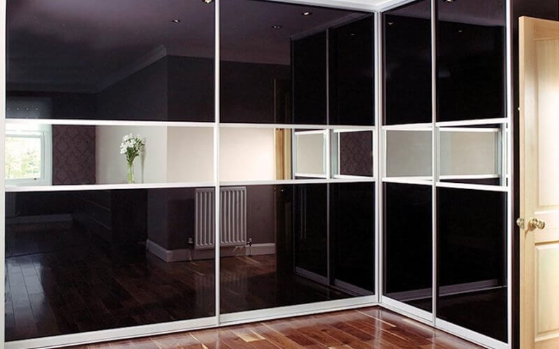 /Угловой шкаф-купе №132 с черными фасадами под потолок на заказ
